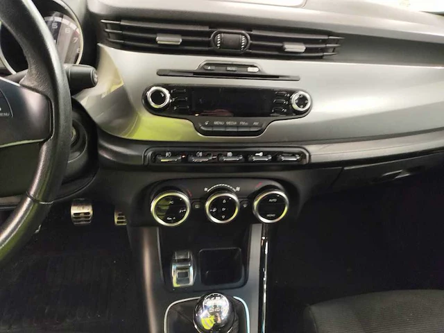 Alfa romeo giulietta - 1.4 t distinctive , ; 57-pgr-2 - afbeelding 2 van  19