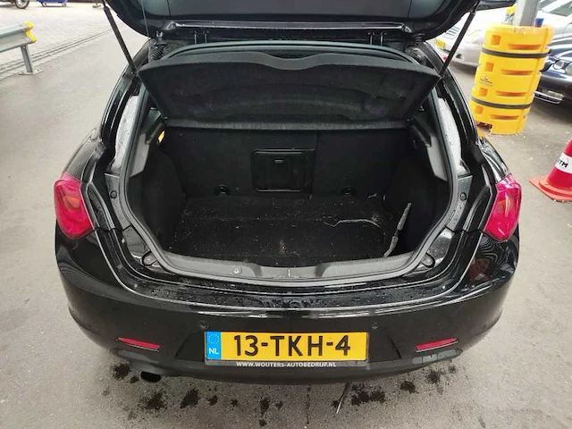 Alfa romeo giulietta 1.4 t distinctive; 13-tkh-4 - afbeelding 2 van  12