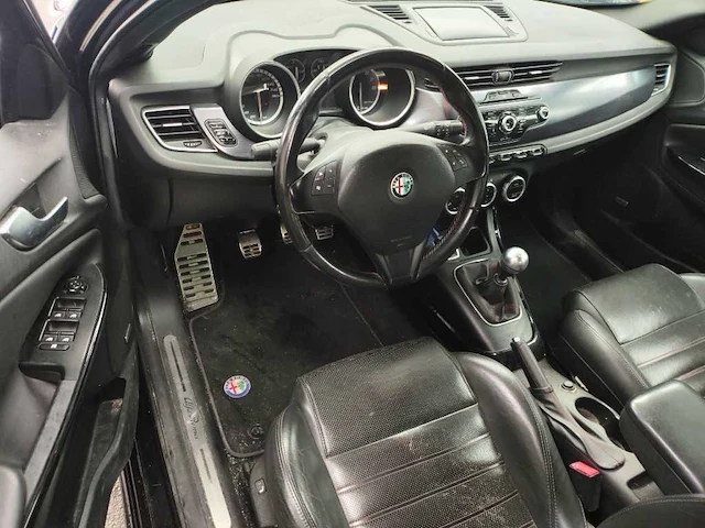 Alfa romeo giulietta 1.4 t distinctive; 13-tkh-4 - afbeelding 9 van  12