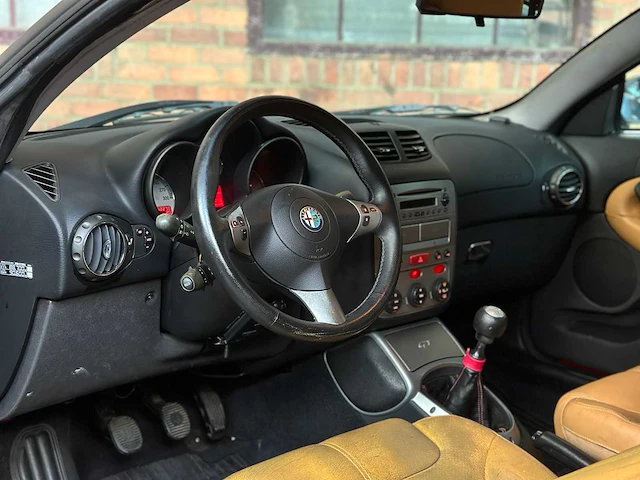 Alfa romeo gt 3.2 v6 240pk 2004 -youngtimer- - afbeelding 9 van  37