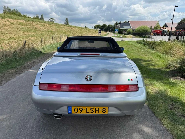 Alfa romeo spider 2.0-16v t.spark lage km stand 09-lsh-8 - afbeelding 2 van  45