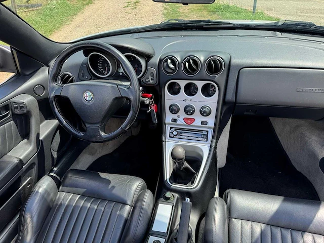 Alfa romeo spider 2.0-16v t.spark lage km stand 09-lsh-8 - afbeelding 38 van  45