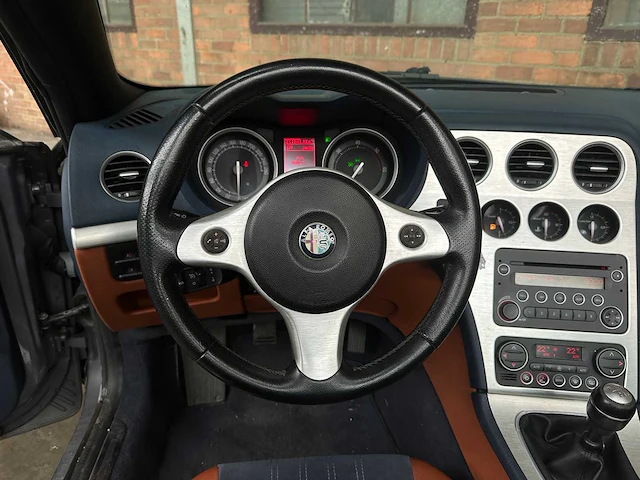 Alfa romeo spider 2.4 jtdm 200pk 2007 - afbeelding 10 van  36