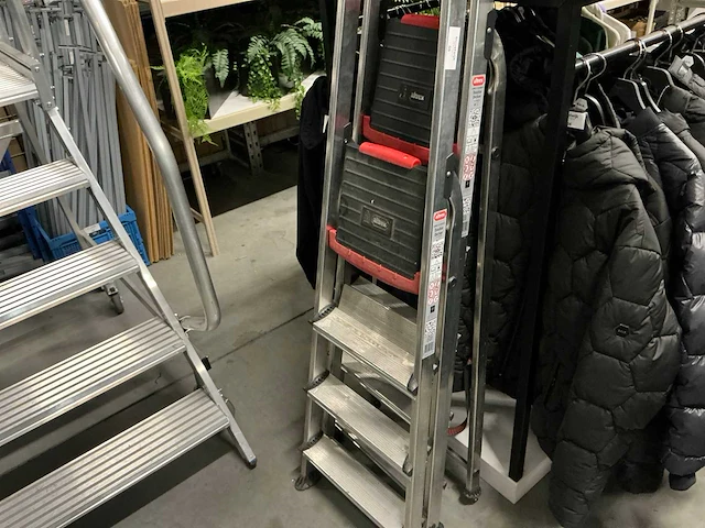 Altrex 6/4 treeds trappen (2x) - afbeelding 1 van  4