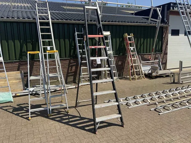 Altrex aluminium trapladder - afbeelding 2 van  9