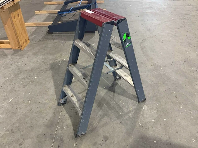 Altrex falco fdo4 2x4 dubbelzijdige trap - afbeelding 1 van  4
