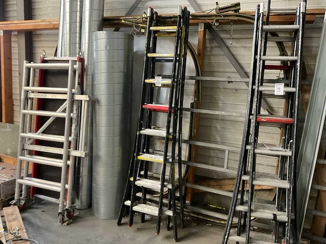 Altrex ladder (2x) - afbeelding 1 van  2