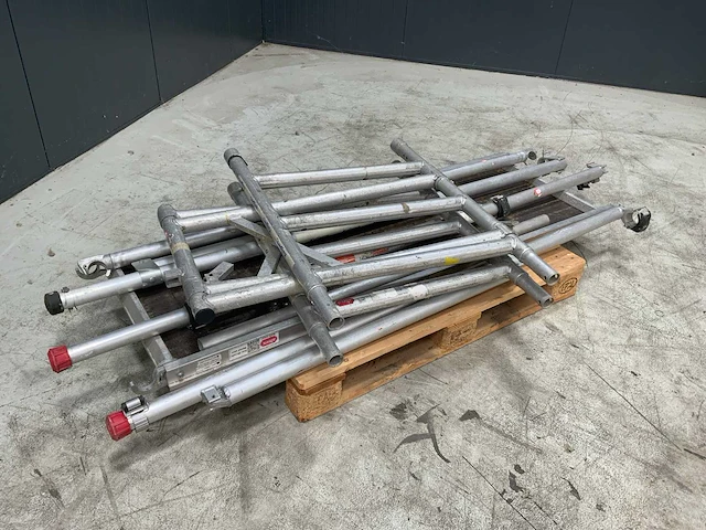 Altrex partij steigermateriaal - afbeelding 1 van  3