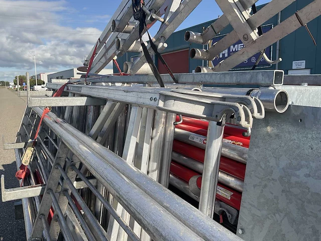 Altrex rolsteiger met rss dak randbeveiliging en aanhangwagen - afbeelding 9 van  26