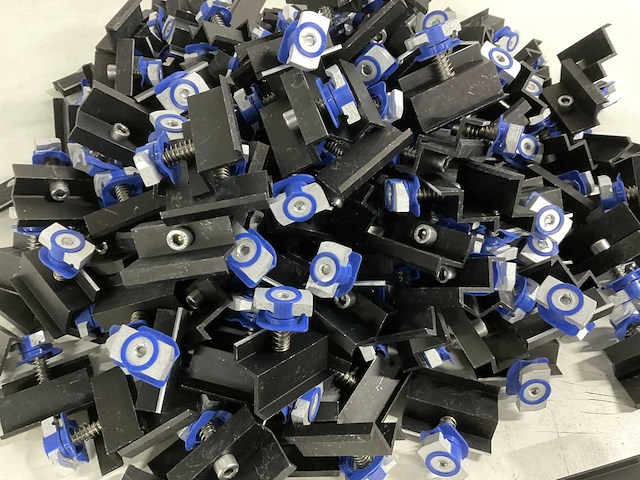 Aluminium eindklem voor montage zonnepanelen (104x) - afbeelding 1 van  2