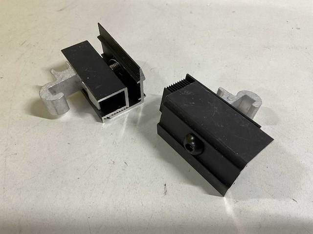 Aluminium eindklem zwart tbv montage zonnepaneel (135x) - afbeelding 2 van  2