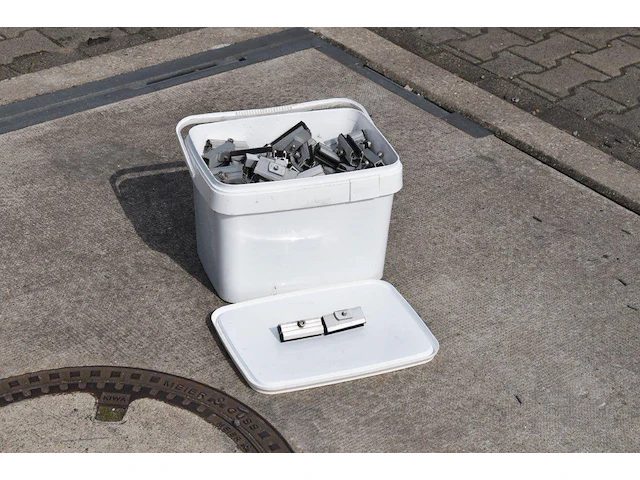 Aluminium klemmen voor zonnepanelen 104 stuks - afbeelding 1 van  1