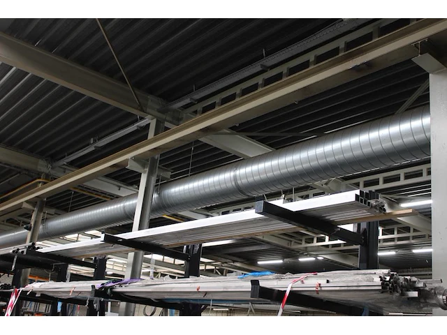 Aluminium kokers en buizen op draagarm waaronder 50 x 50 mm doorsnede 50 mm, totaal 14 stuks - afbeelding 1 van  2