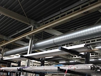 Aluminium kokers en buizen op draagarm waaronder 50 x 50 mm doorsnede 50 mm, totaal 14 stuks - afbeelding 1 van  2