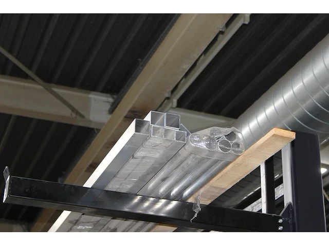 Aluminium kokers en buizen op draagarm waaronder 50 x 50 mm doorsnede 50 mm, totaal 14 stuks - afbeelding 2 van  2