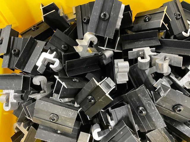 Aluminium middenklem zwart tbv zonnepaneel (170x) - afbeelding 1 van  2