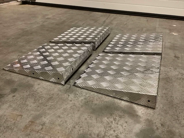 Aluminium oprijplaat/traanplaat koppelbaar 49,5x48x8(4x) - afbeelding 1 van  5