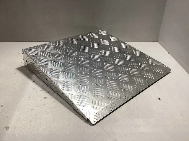 Aluminium oprijplaat/traanplaat koppelbaar 49,5x48x8(4x) - afbeelding 2 van  5