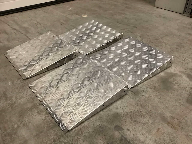 Aluminium oprijplaat/traanplaat koppelbaar 49,5x48x8(4x) - afbeelding 5 van  5