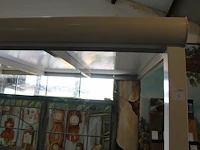 Aluminium overkapping met kunststof vlondervloer, verlichting en vierdelige glazen schuifpui. afmeting 400 ... - afbeelding 2 van  6