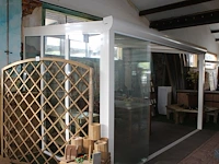 Aluminium overkapping met kunststof vlondervloer, verlichting en vierdelige glazen schuifpui. afmeting 400 ... - afbeelding 3 van  6