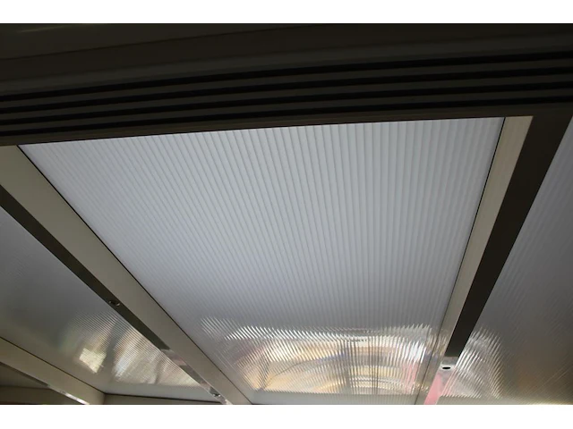 Aluminium overkapping met kunststof vlondervloer, verlichting en vierdelige glazen schuifpui. afmeting 400 ... - afbeelding 4 van  6