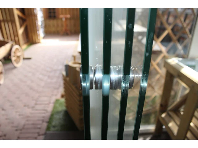 Aluminium overkapping met kunststof vlondervloer, verlichting en vierdelige glazen schuifpui. afmeting 400 ... - afbeelding 5 van  6