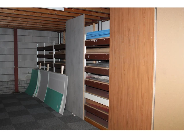 Aluminium peeslijstonderdelen in drie wandkasten in diverse maten en uitvoeringen - afbeelding 3 van  3