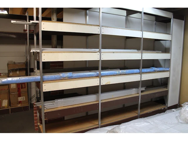 Aluminium peeslijstonderdelen in stelling en tegen wand - afbeelding 1 van  3