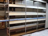 Aluminium peeslijstonderdelen in stelling en tegen wand - afbeelding 1 van  3