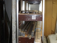 Aluminium peeslijstonderdelen in stelling en tegen wand - afbeelding 2 van  3
