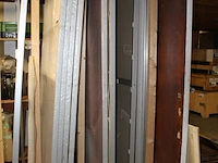 Aluminium peeslijstonderdelen in stelling en tegen wand - afbeelding 3 van  3