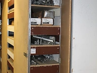 Aluminium peeslijstonderdelen in wandkast - afbeelding 2 van  2