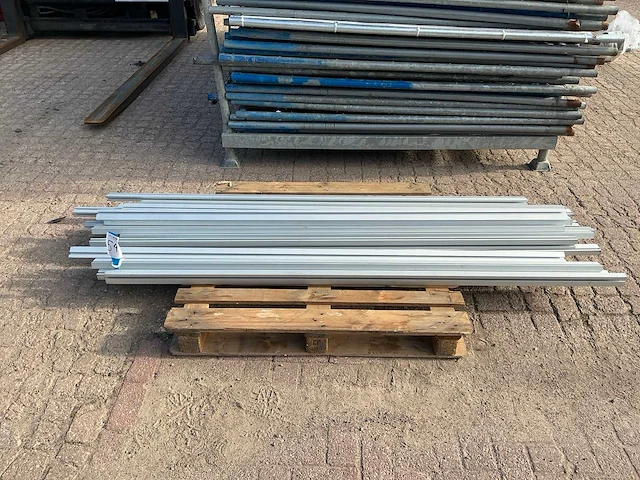 Aluminium profielen voor zonnepanelen - afbeelding 1 van  3