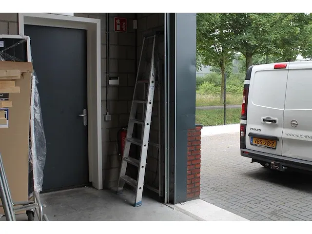 Aluminium trap met vijf treden en bordes. - afbeelding 1 van  2