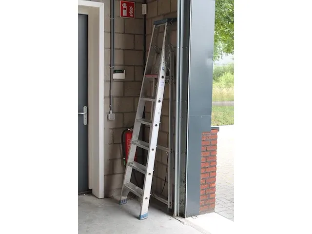 Aluminium trap met vijf treden en bordes. - afbeelding 2 van  2