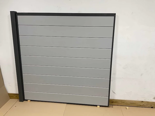 Aluminium tuinscherm - lichtgrijs - 181,5x181,5 cm - afbeelding 1 van  4