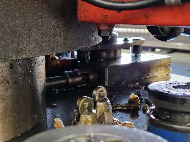 Amada - pega 345 - pons-nibbelmachine - 1986 - afbeelding 9 van  12