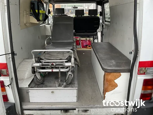 Ambulance - afbeelding 2 van  20