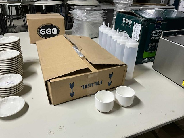 Amc kunststof bekers en sausflessen (56x) - afbeelding 2 van  6