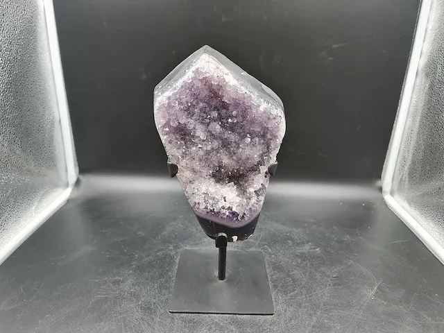Amethist geode op standaard 4,1 kg - afbeelding 1 van  4