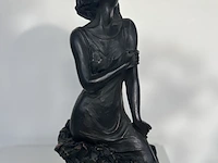 André paor, bronzen sculptuur van een jonge vrouw met marmeren sokkel (los). gesigneerd a.d. voorzijde rechts-onder - afbeelding 2 van  11
