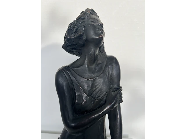 André paor, bronzen sculptuur van een jonge vrouw met marmeren sokkel (los). gesigneerd a.d. voorzijde rechts-onder - afbeelding 3 van  11