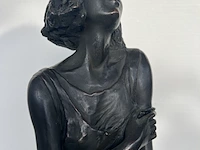 André paor, bronzen sculptuur van een jonge vrouw met marmeren sokkel (los). gesigneerd a.d. voorzijde rechts-onder - afbeelding 3 van  11