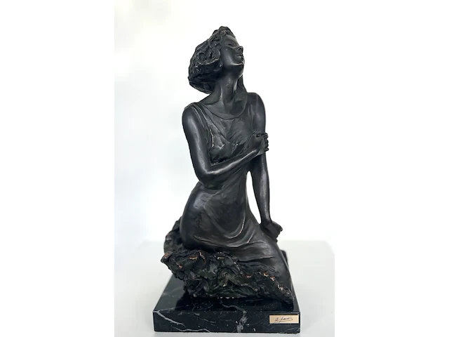 André paor, bronzen sculptuur van een jonge vrouw met marmeren sokkel (los). gesigneerd a.d. voorzijde rechts-onder - afbeelding 1 van  11