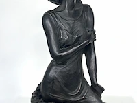 André paor, bronzen sculptuur van een jonge vrouw met marmeren sokkel (los). gesigneerd a.d. voorzijde rechts-onder - afbeelding 1 van  11