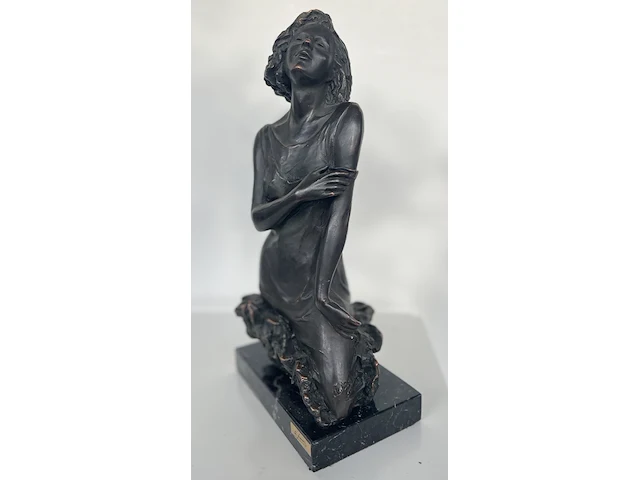 André paor, bronzen sculptuur van een jonge vrouw met marmeren sokkel (los). gesigneerd a.d. voorzijde rechts-onder - afbeelding 4 van  11