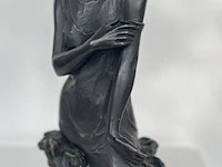 André paor, bronzen sculptuur van een jonge vrouw met marmeren sokkel (los). gesigneerd a.d. voorzijde rechts-onder - afbeelding 4 van  11