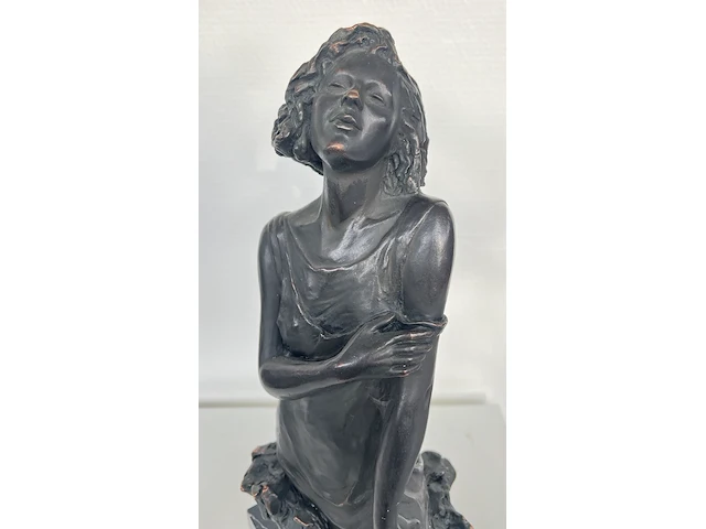 André paor, bronzen sculptuur van een jonge vrouw met marmeren sokkel (los). gesigneerd a.d. voorzijde rechts-onder - afbeelding 5 van  11