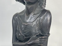 André paor, bronzen sculptuur van een jonge vrouw met marmeren sokkel (los). gesigneerd a.d. voorzijde rechts-onder - afbeelding 5 van  11